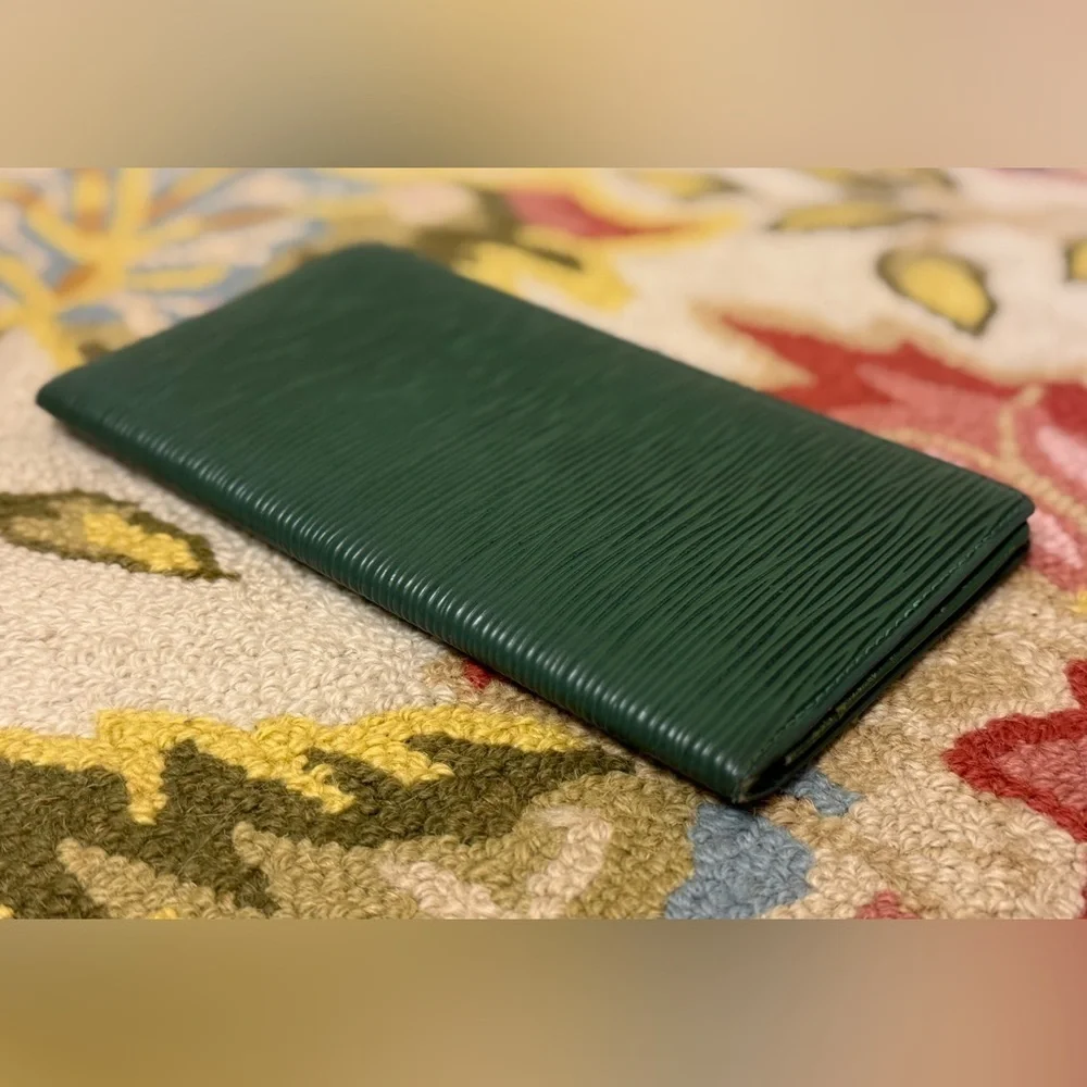 LOUIS VUITTON Vintage Unisex Green Epi Leather Long Bi-Fold Agenda Wallet